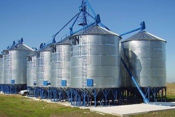 Hilera de silos metálicos de almacenamiento de granos